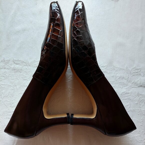 Ros Hommerson Women's Brown Crocodile Pattern Pumps, Size 8 - Picture 4 of 7